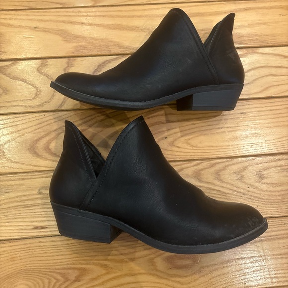 Universal Thread Size 8 Faux Leather Nora V-Cut Black Ankle Booties - Picture 2 of 8